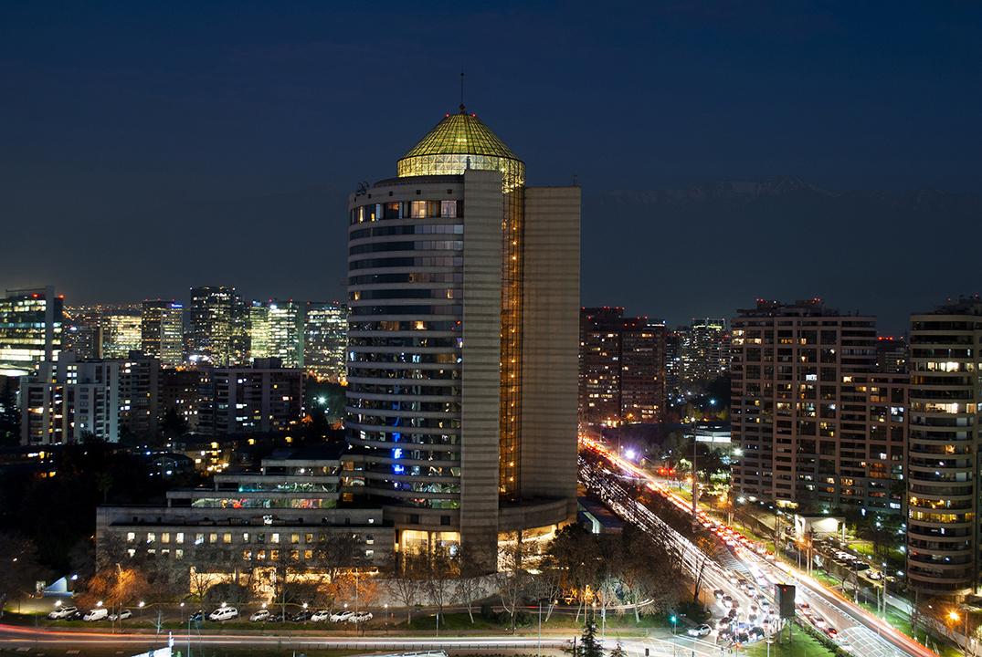 Mandarin Oriental, Santiago Hotel Luaran gambar The hotel at night