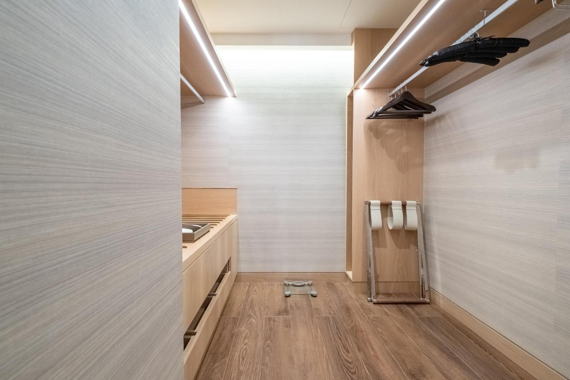 Mandarin Oriental, Santiago Hotel Luaran gambar Interior of a capsule hotel in Tokyo