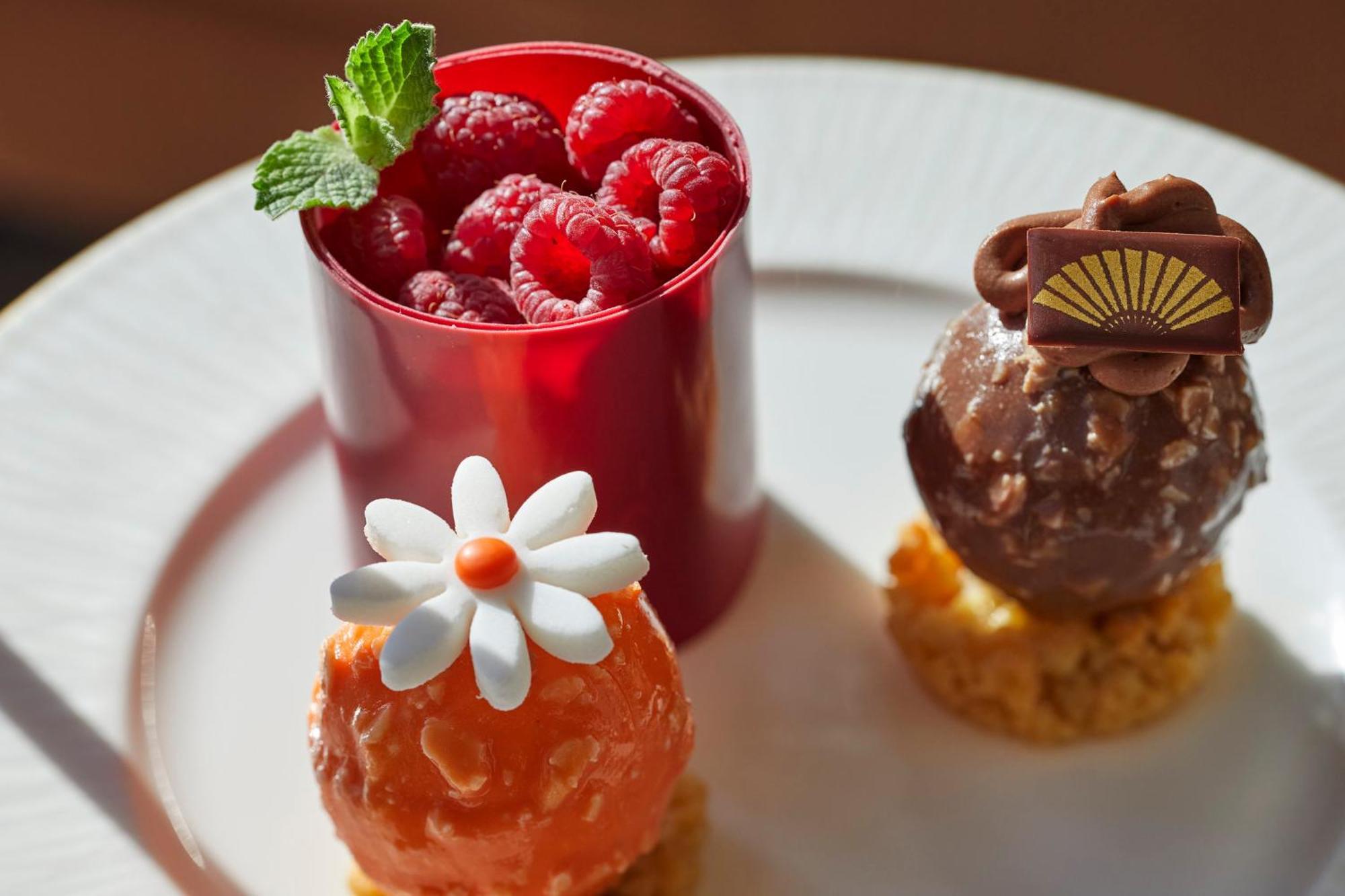 Mandarin Oriental, Santiago Hotel Luaran gambar A selection of petits fours