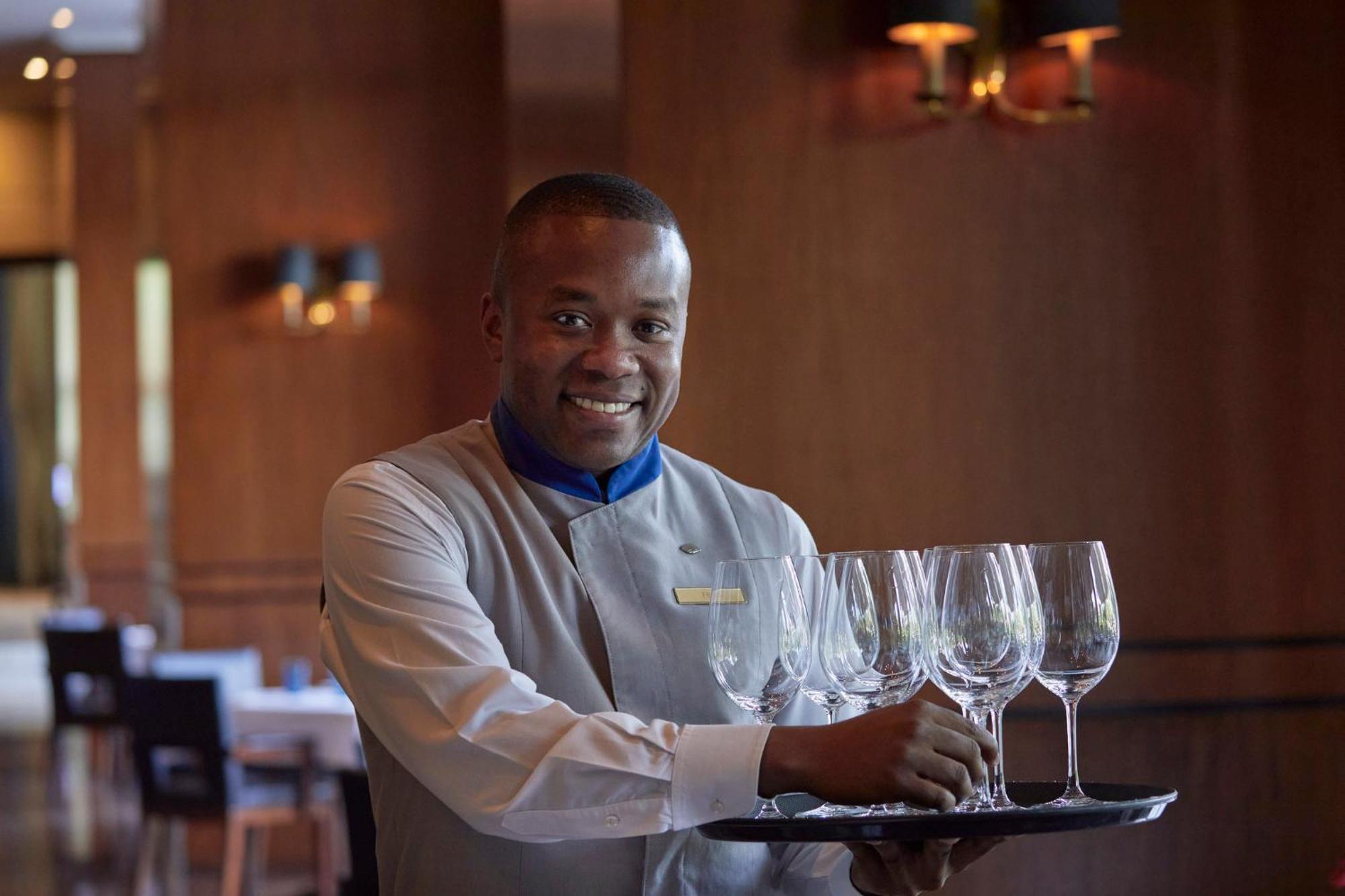 Mandarin Oriental, Santiago Hotel Luaran gambar A waiter at work