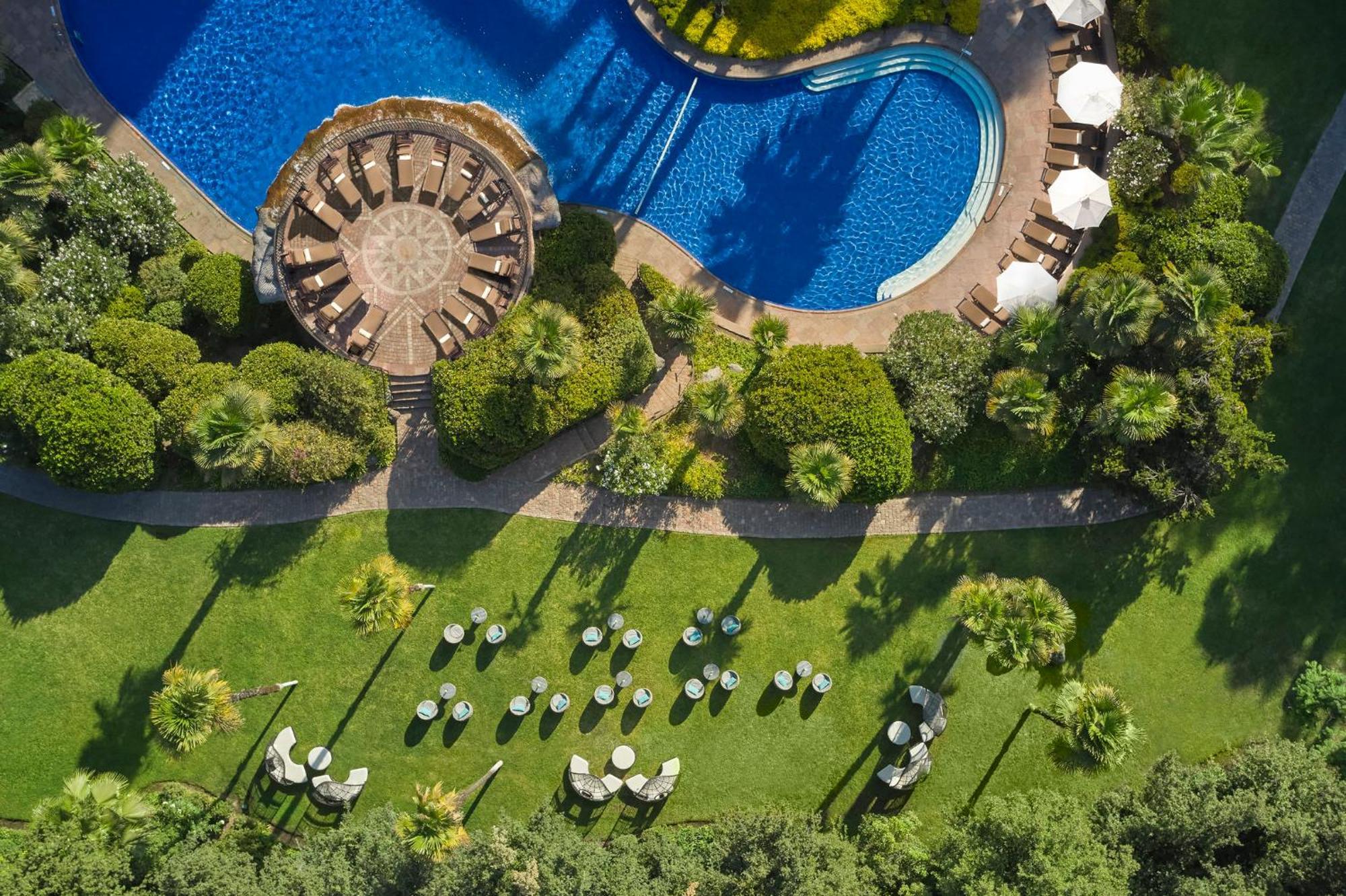 Mandarin Oriental, Santiago Hotel Luaran gambar Aerial view of the pool at the Four Seasons Hotel